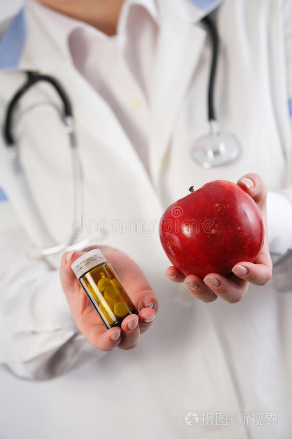 苹果与医生手中的药物