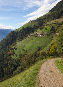 高山牧场，带登山道