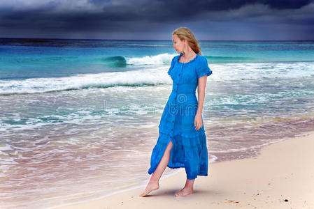 穿蓝色长裙的女人去海边