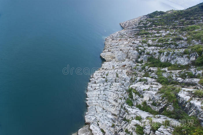 岩石和湖泊背景图像