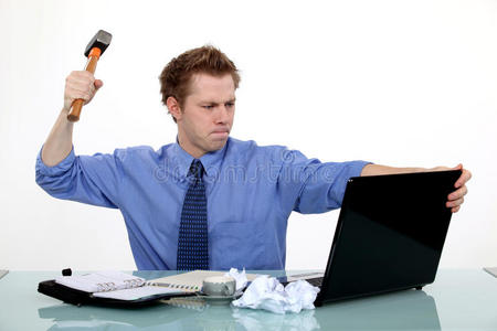 商家准备砸笔记本电脑愤怒的亚洲男人表情准备战斗平的矢量说明关于