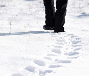 在雪地里行走留下脚印的人图片