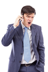 愤怒的商人在手机上说话和喊叫