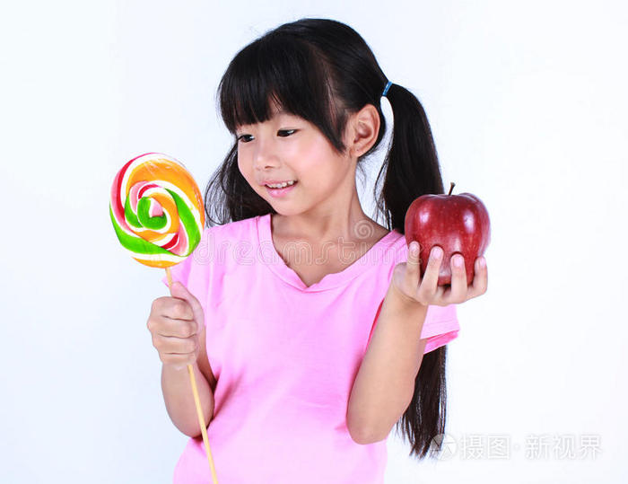 好好享用这顿饭糖果女孩在吃西瓜吃苹果的小女孩快乐小姑娘吃饼干很