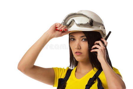 严肃的女建筑工人用对讲机交谈