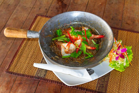 泰国菜配大虾和面条