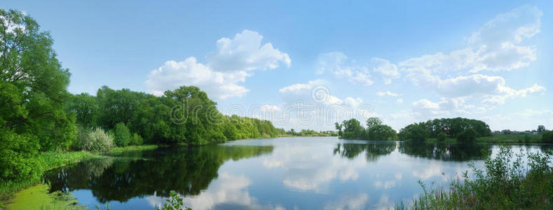 蔚蓝的天空和湖光山色图片