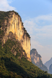 石灰岩山上的日出