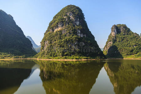 漓江石灰岩丘陵图片