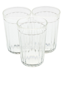三个空的多面玻璃杯