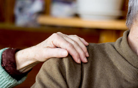 搭雨棚女人的手搭在男人的肩膀上照片
