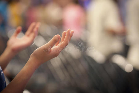 敬拜老师和孩子们在图书馆举手举手基督教音乐音乐会可爱猫咪音乐会