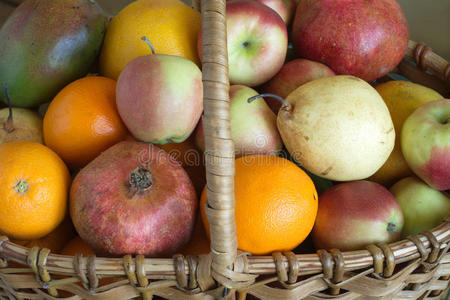 棕色柳条篮子里的水果