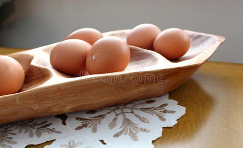 暖色调鲜鸡蛋木盘图片
