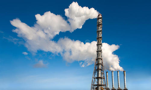 蓝天上烟囱冒出的有毒工业烟雾