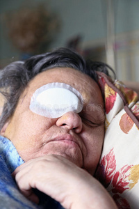 眼部包扎病人照片