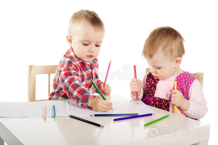 男孩和女孩用铅笔画画