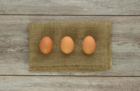 粗麻布上的三个鸡蛋