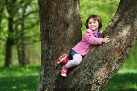 小女孩在公园爬树