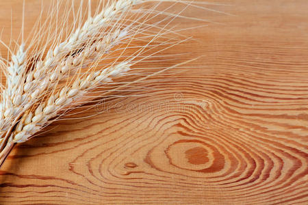 木质背景上的小麦