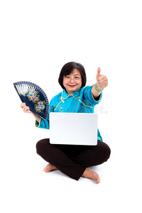 拥有笔记本电脑的中国女性，传统和成功