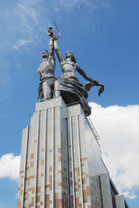 vvc中的纪念碑工人和科尔霍兹妇女。莫斯科。俄罗斯