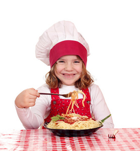 小女孩厨师吃意大利面