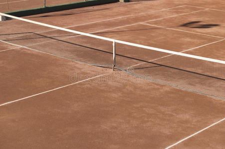 泥面网球场。