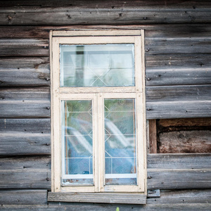 俄罗斯传统木屋的窗户。