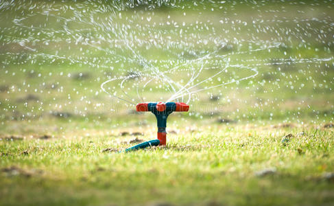 带螺旋喷雾的花园浇水系统。