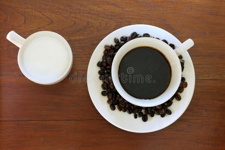咖啡杯配咖啡豆和牛奶
