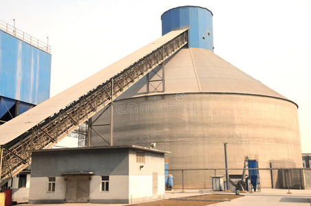 储存带带输送机的大型熟料储存库照片