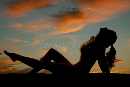 女人剪影坐腿向上夕阳