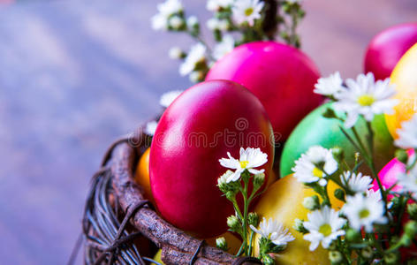 棕色篮子里五颜六色的复活节彩蛋