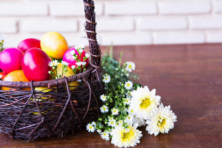 棕色篮子里五颜六色的复活节彩蛋