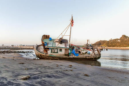 沉船在海滩上沉没照片