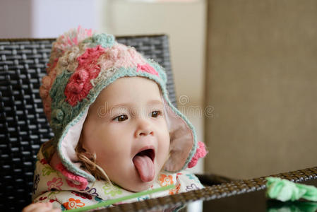 露出舌头的女婴