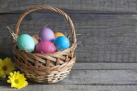 木板篮子里的复活节彩蛋
