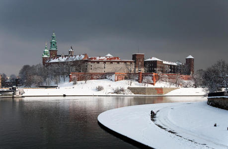 冬季克拉科夫的瓦维尔城堡和维斯图拉河