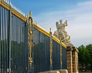 凡尔赛宫的雕塑围栏。