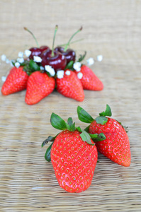 垫子背景上的草莓和樱桃