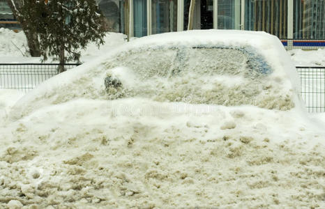 雪地里的车