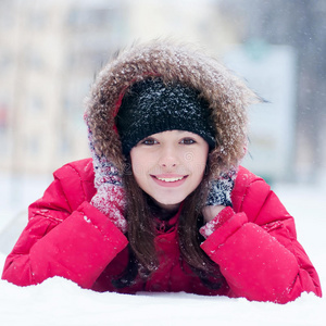 快乐的年轻女子玩雪