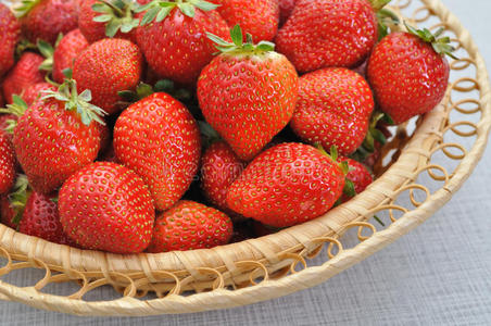 篮子里的新鲜草莓