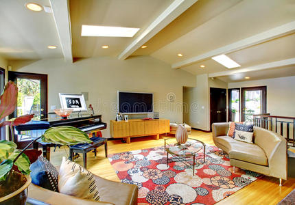 带钢琴的开放式现代豪华家居室内客厅。