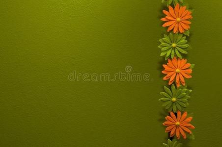 五颜六色的花和绿色的墙图片