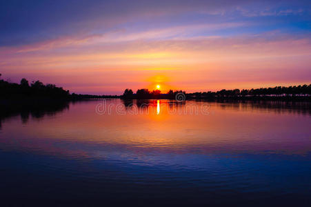 黑玉湖夕阳图片