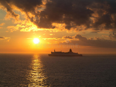 海上轮船海上航行的轮船照片