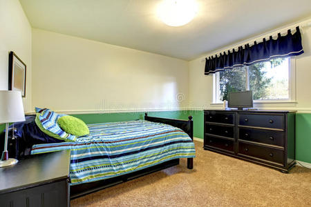 青少年卧室有黑色和绿色。