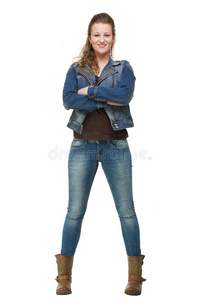 微笑的女士，穿着蓝色牛仔裤，双臂交叉